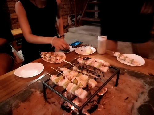 【自分で焼く串焼きが美味しい「砦」。串カツも最高！】