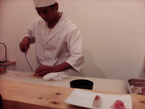 【本当は教えたくない、口コミで広まった人気の鮨屋。レタントンヘムでやっとオープン！】