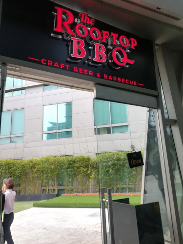 【開放的な店内、ランチにも最適！＠The Roof Top BBQ】