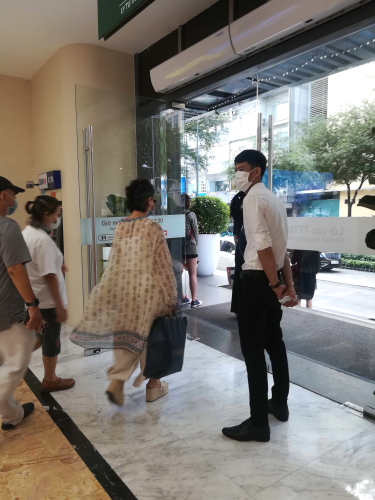 【週末の昼下がりの街のようす、レタントン通り界隈】