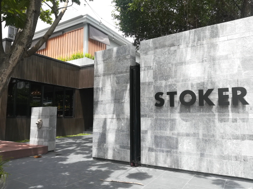【ランチタイムに女性客でいっぱい！のステーキレストラン「STOKER」】