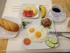 ホテルの朝ごはんは、いつもこれ！サニーサイドアップ＆ベーコン！こんな陽気な名前だと朝から元気な感じが好きですね！