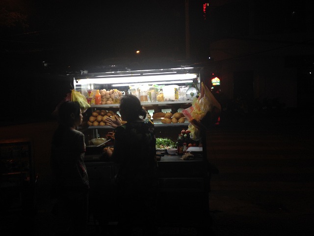 ベトナム・ホーチミン市の朝・昼・夜と散歩してみる街角の風景です。