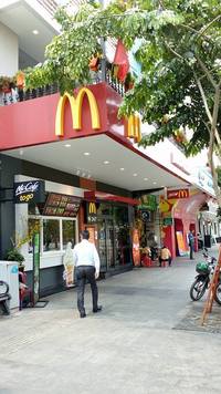 Thưởng thức Burger phi lê cá với phô mai béo ngậy tại McDonald's Nguyễn Huệ