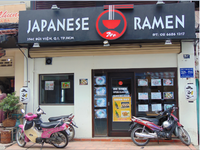 Thưởng thức mì ramen trên đường Bùi Viện